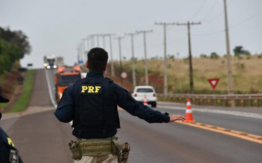PRF prende homem com documento falso e dois mandados de prisão na BR-267, em MS
