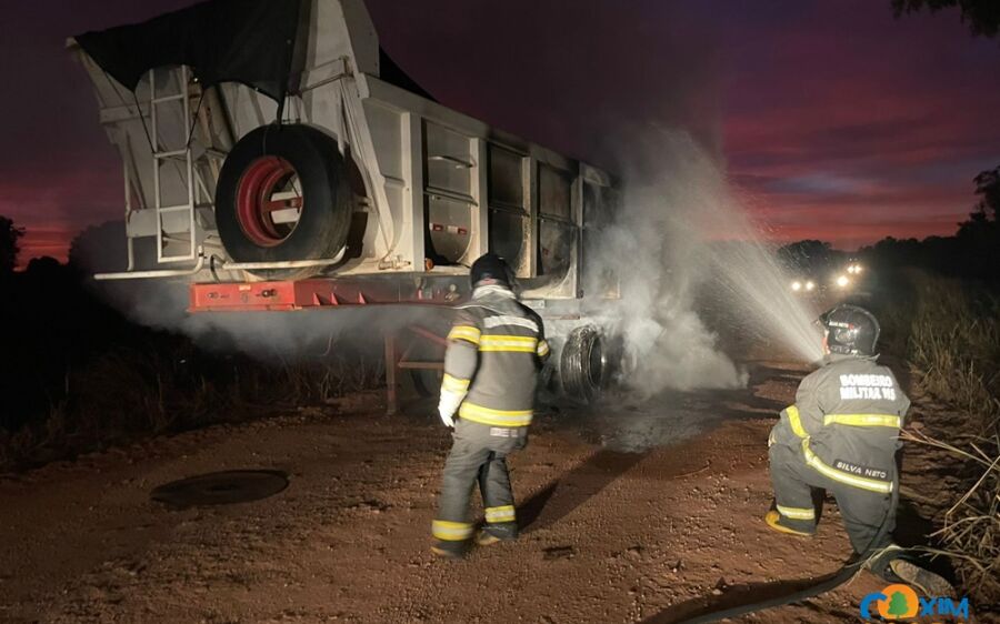 Incêndio atinge carreta carregada com pedra na Transpantaneira
