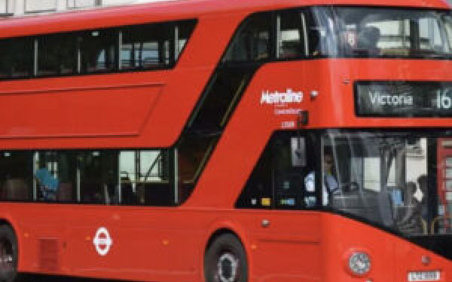 Ônibus de dois andares com alunos do ensino médio cai em rio na Inglaterra