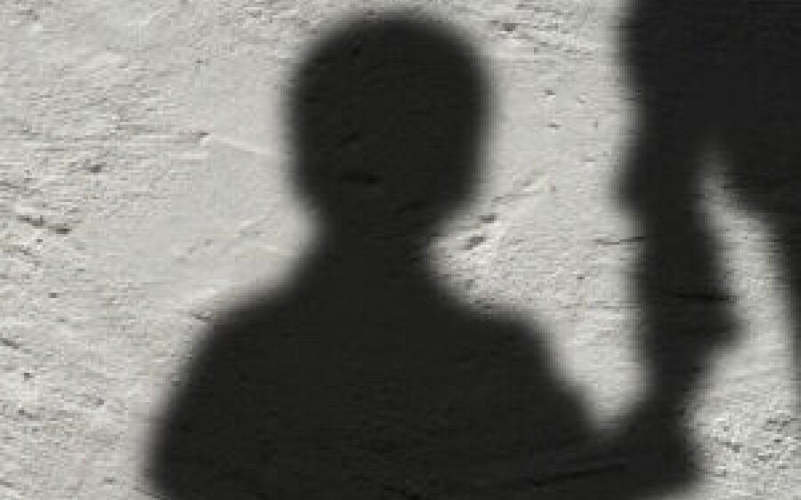 Valentão bate na esposa e no filho de 4 anos em MS