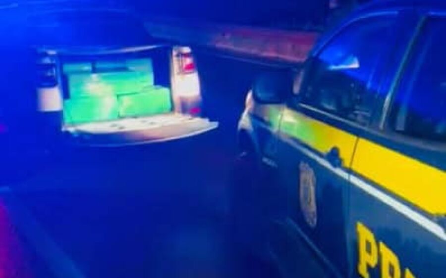 Motorista tenta fugir da PRF com 495 kg de maconha em veículo roubado, mas é detido
