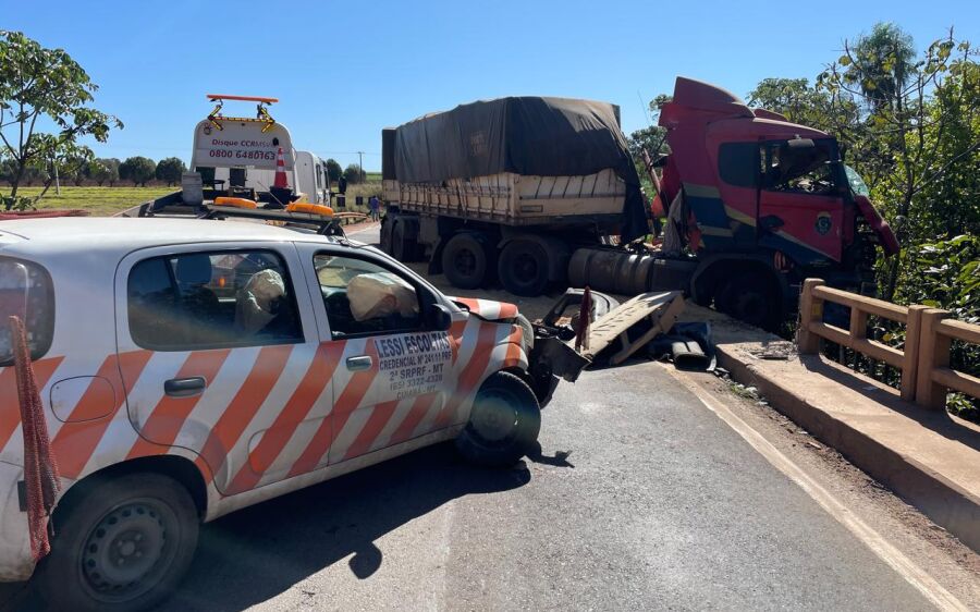 Colisão entre carreta e veículo de apoio bloqueia a BR-163 próximo a Sonora

