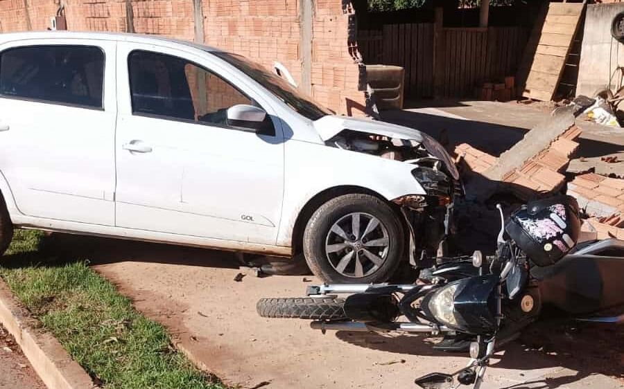Colisão entre carro e motocicleta deixa mulher ferida no bairro Vila Bela, em Coxim
