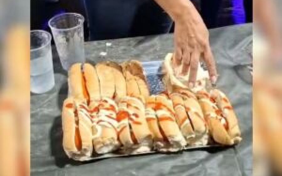 Competidor vence batalha de cachorro-quente após comer 8 lanches em 5 minutos