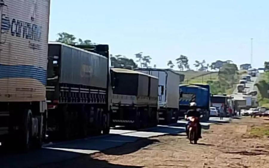 Professor morre em colisão entre moto e caminhão na BR-158
