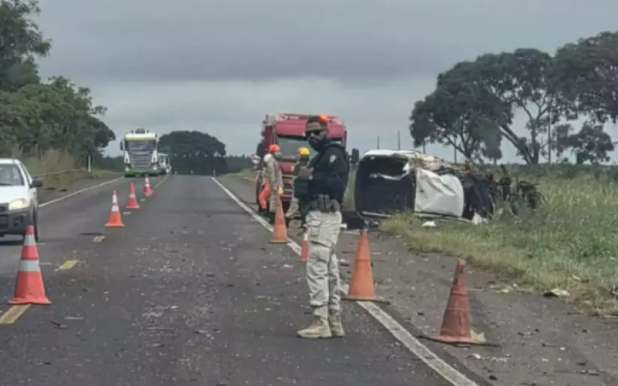 Motorista morre e 2 ficam feridos após picape invadir pista e bater em caminhão