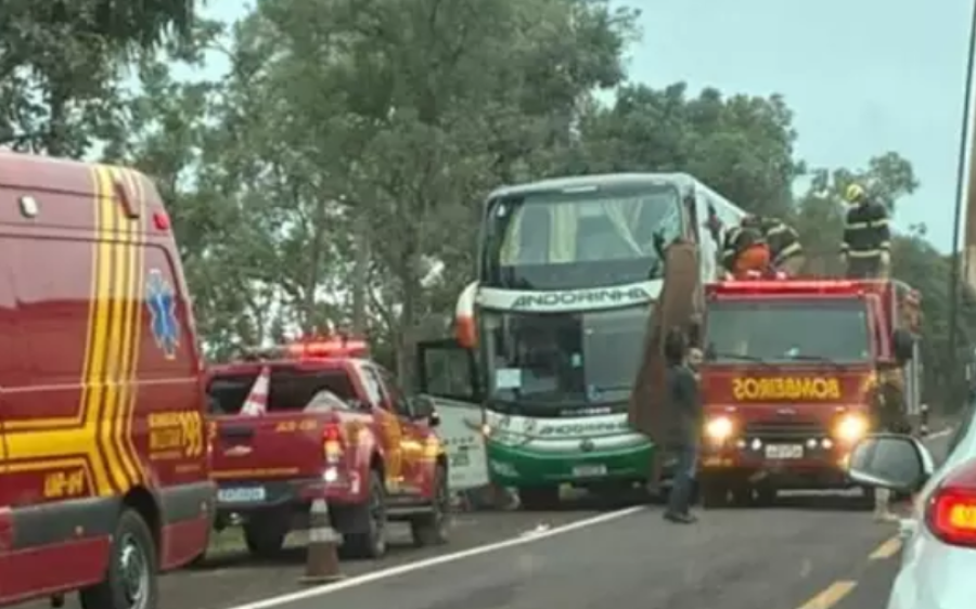 Barra de ferro atravessa ônibus de turismo na BR-262 e mata duas pessoas
