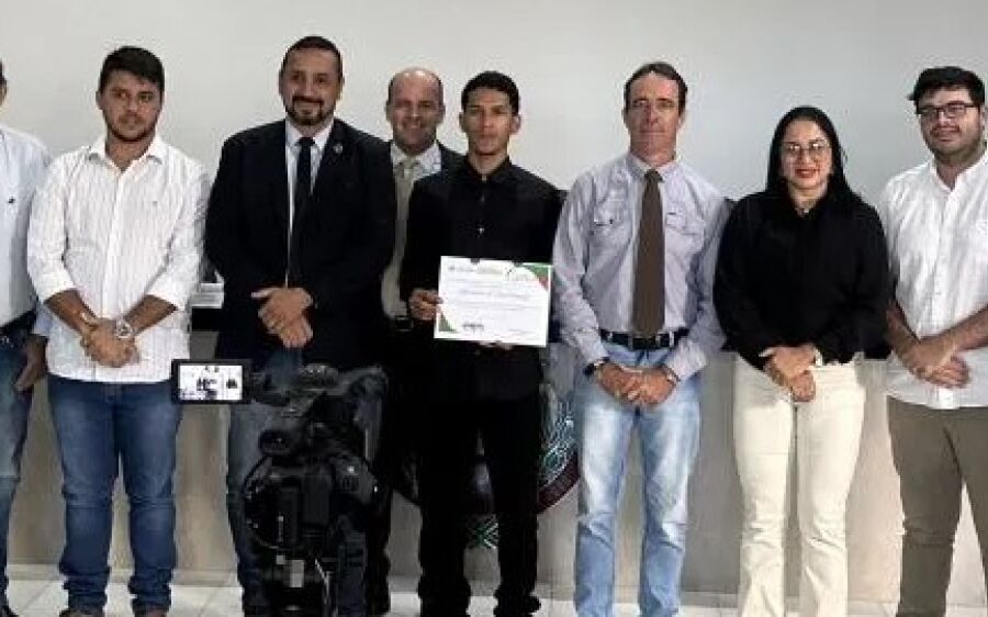 Câmara de Rio Verde homenageia jovem maestro Alessandro da Silva Conceição