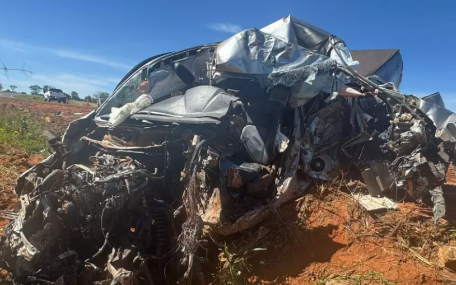 Motorista de 42 anos morre após caminhonete colidir com caminhão na MS-112
