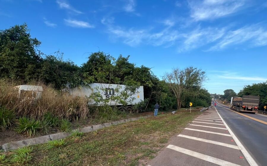 Carreta derruba proteção de ponte e para dentro da mata às margens da BR-163 em Coxim
