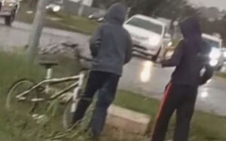Crianças são flagradas vendendo doces sob chuva e frio
