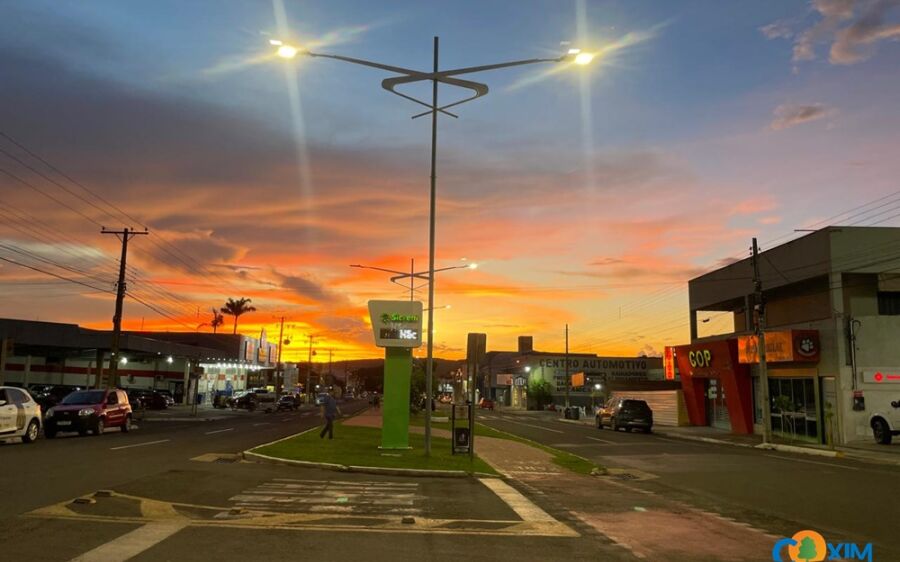 Sábado de calor e céu aberto em Coxim
