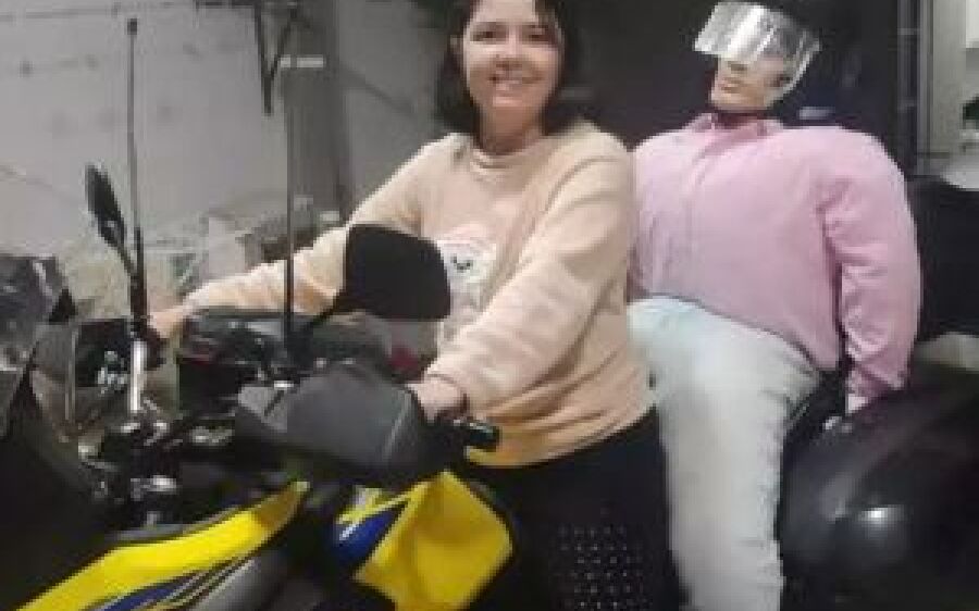 Isabella faz marido reborn e percorre 2 mil km com ele na garupa