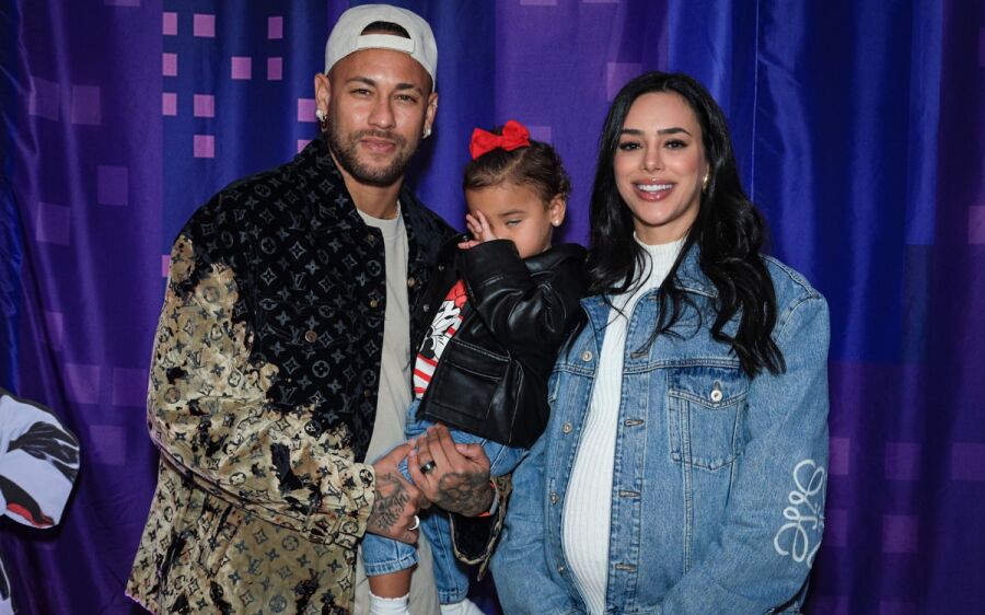 Neymar usa look de R$ 50 mil no Disney On Ice ao lado de Bruna Biancardi e Mavie
