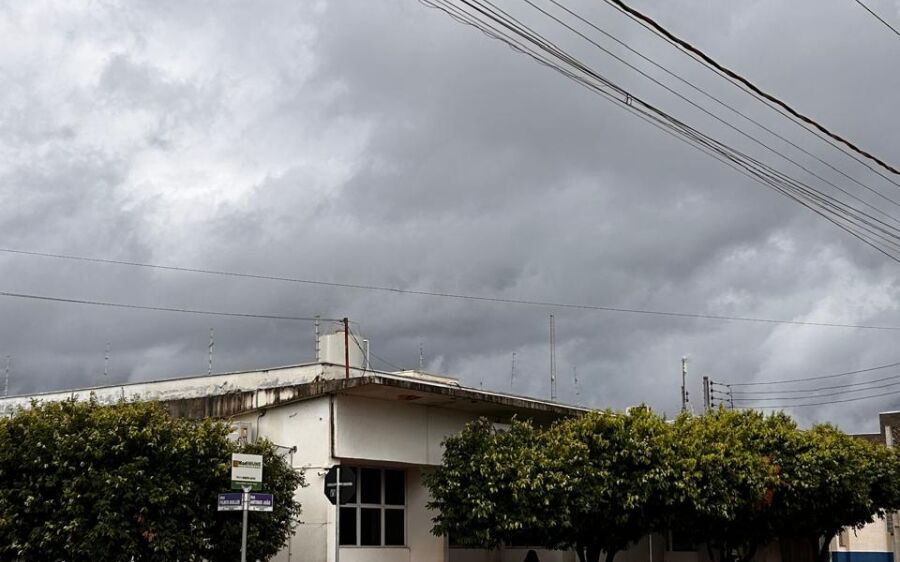 A semana começou com o tempo completamente fechado e clima de inverno em Coxim