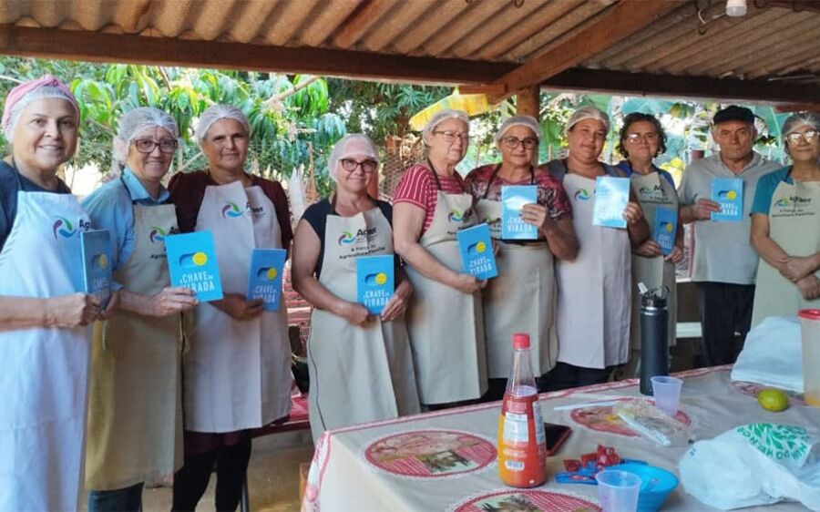 Curso prático de processamento de mamão reúne agricultores em assentamento de Terenos
