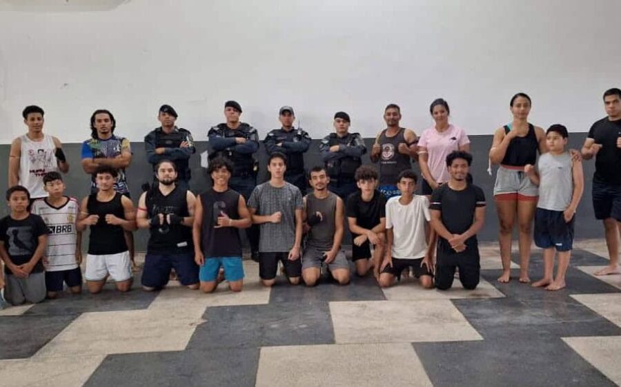 Disciplina e rotina militar é abordado em palestra para alunos de projeto de Muay Thai em Coxim
