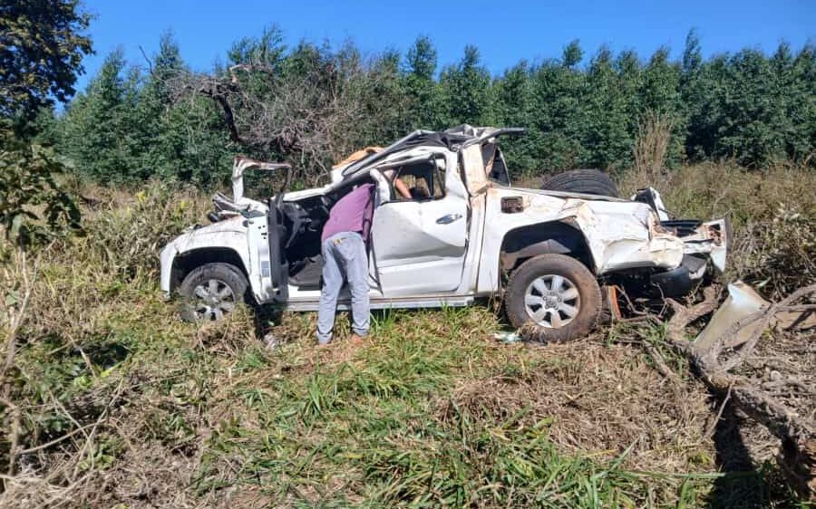 Motorista fica ferido após capotamento na 