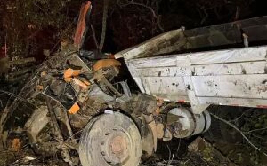 Caminhão fica totalmente destruído e motorista morre preso em ferragens próximo de Pedro Gomes