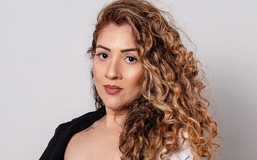 Mayara Duarte: a voz suave que acolhe as dores silenciadas