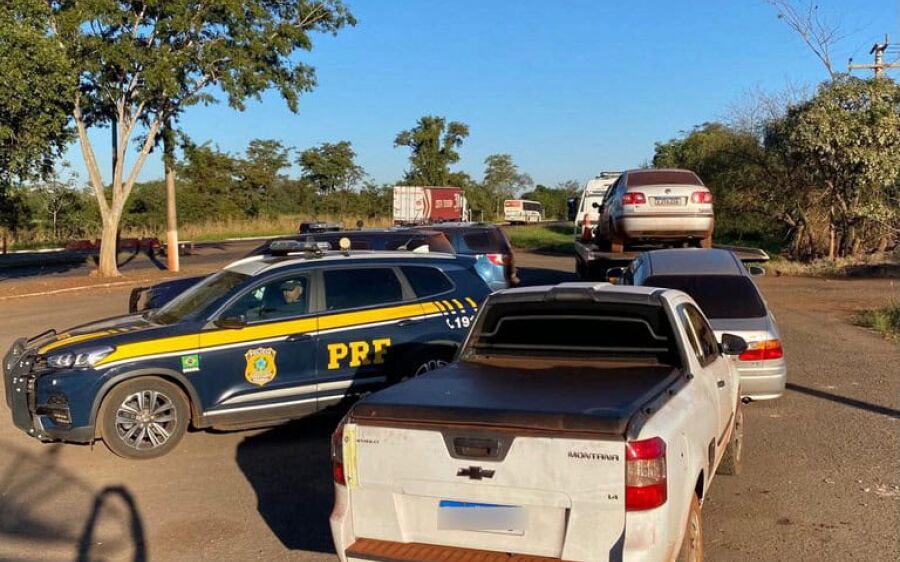 Quatro veículos com mercadorias irregulares são apreendidos durante fiscalização na BR-267
