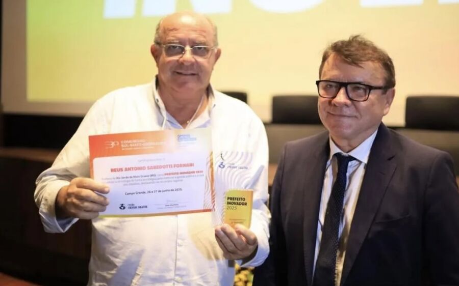 Prefeito Réus Fornari recebe título de 