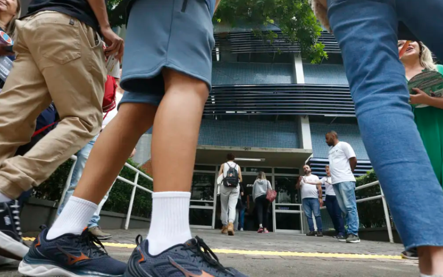 Novas leis aumentam penas para crimes em escolas e endurecem punição para abandono de incapazes
