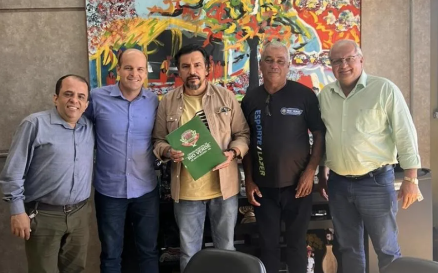 Vereadores e presidente do Clube Dois Irmãos solicitam recursos para construção de quadra esportiva 