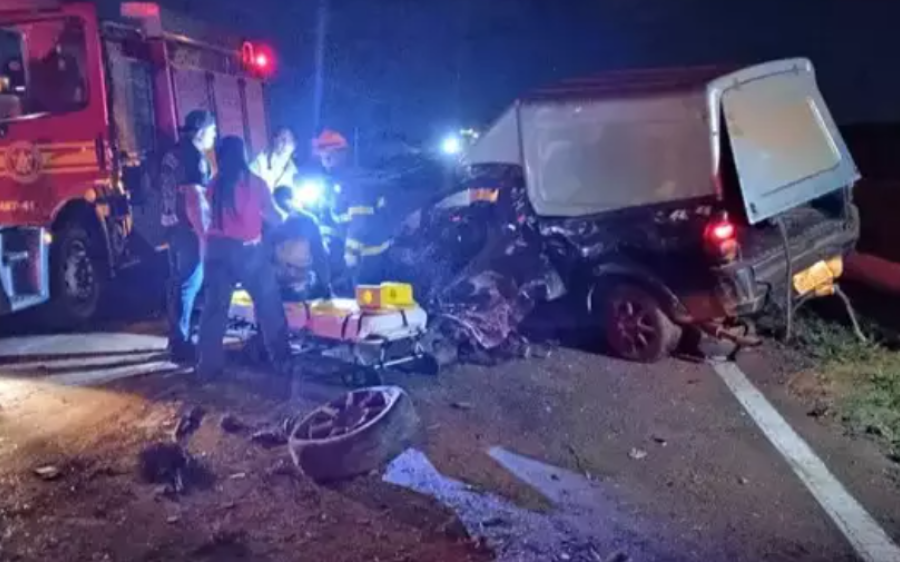 Acidente entre picape e carreta carregada de milho deixa seis feridos, incluindo três crianças