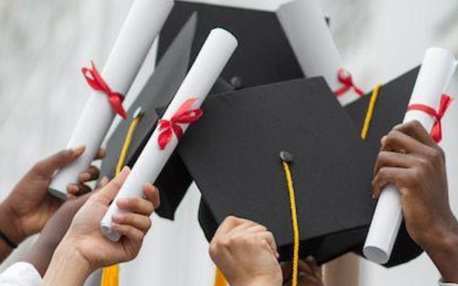 Diploma de papel perde validade e formato digital passa a ser obrigatório no Brasil