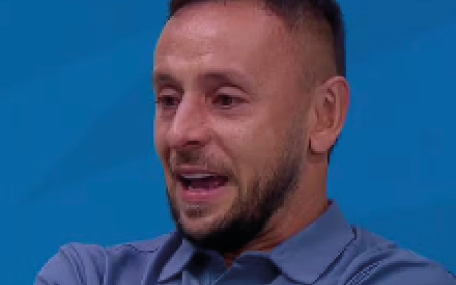 Rafinha anuncia aposentadoria e chora: 