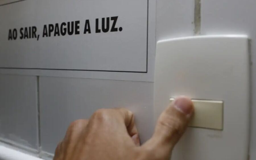 Conta de luz terá bandeira vermelha patamar 2 em agosto e custo extra para consumidores
