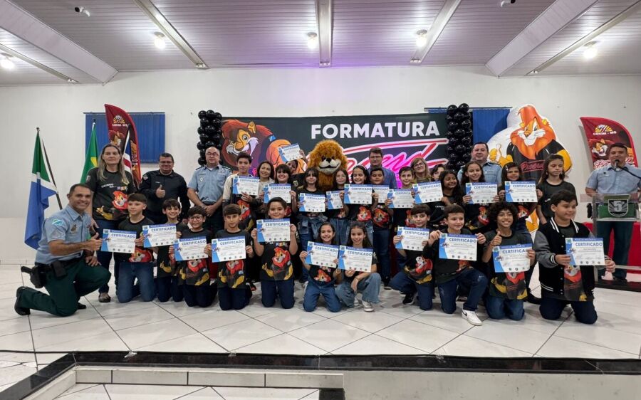 Polícia Militar realiza formatura do PROERD em escolas particulares de Coxim