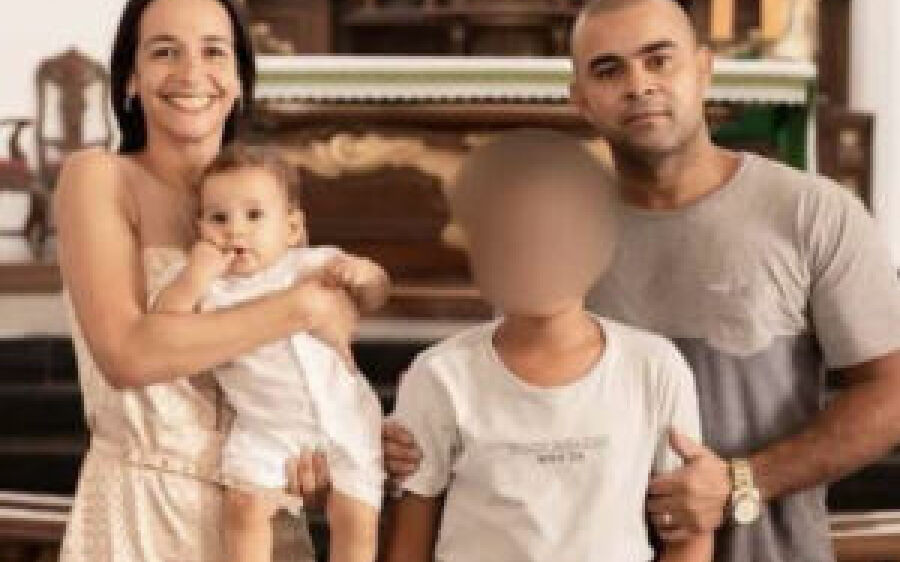 Namorada de adolescente que matou os pais é apreendida e polícia afirma que ela teria assistido tudo