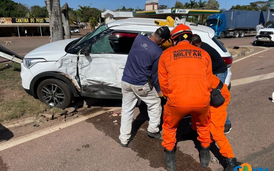  Colisão entre carreta e carro deixa mulher ferida na BR-163 em Coxim
