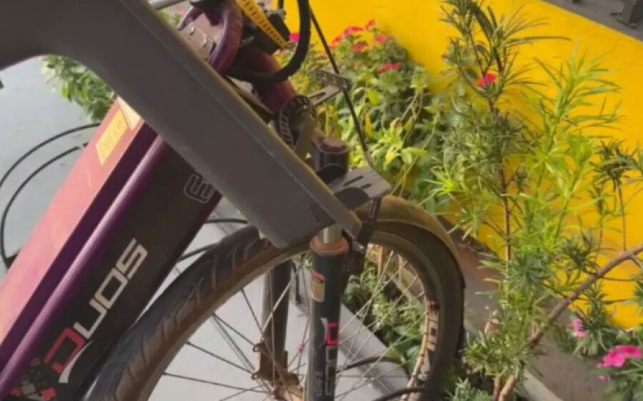 Criança de 2 anos morre ao cair de bicicleta elétrica com a mãe em MS