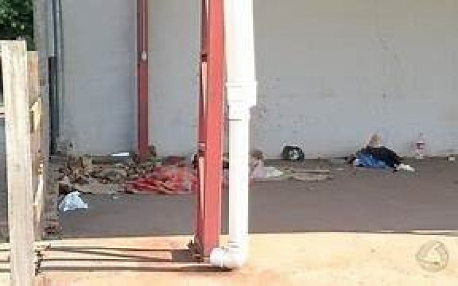 Morador de rua quebra o braço ao ser espancado a pauladas enquanto dormia em MS