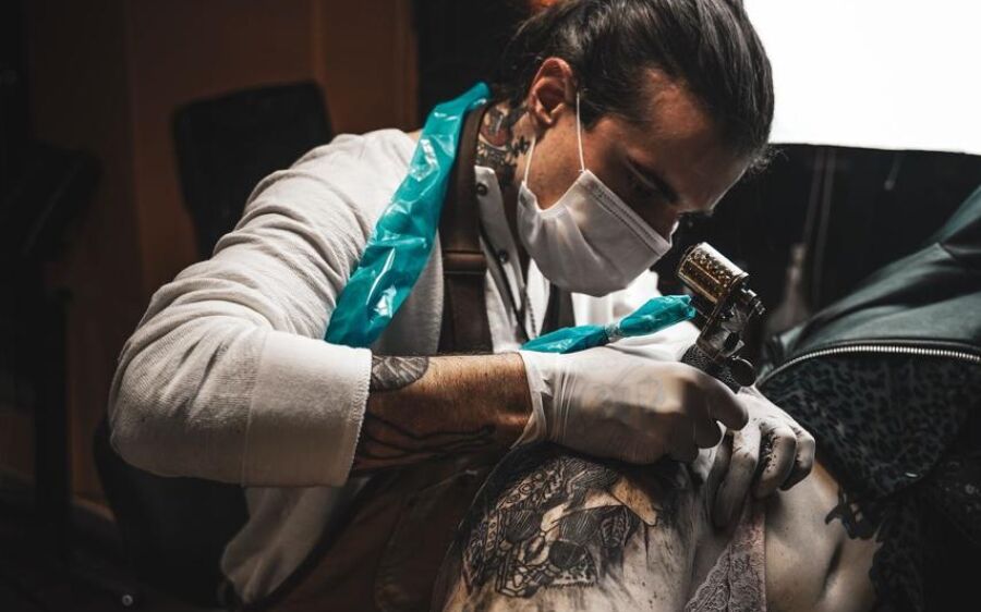                   CFM proíbe uso de anestesia geral para tatuagens 