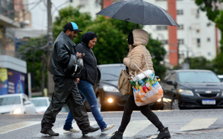 Semana começa com alertas de declínio de temperatura e temporal em Mato Grosso do Sul.
