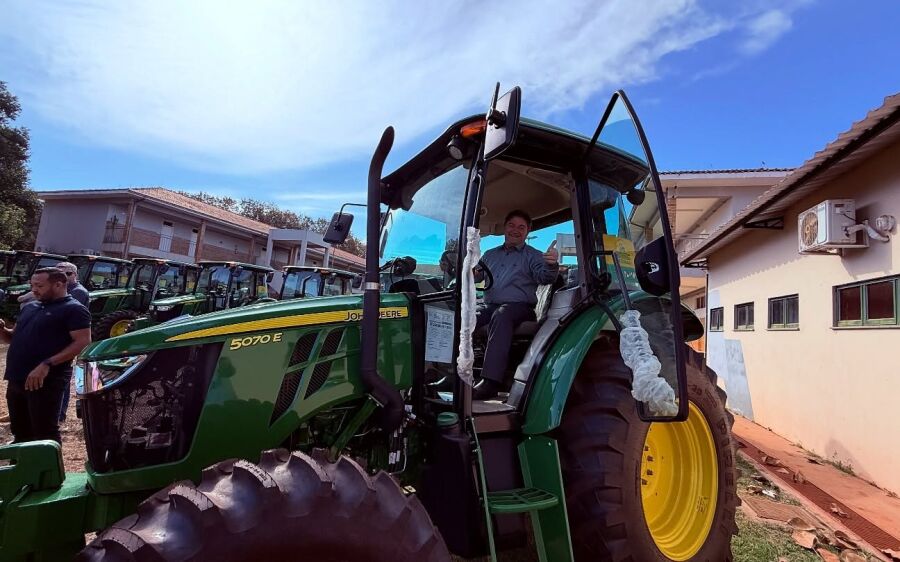 Coxim e mais 11 municípios de MS são contemplados com 14 tratores para agricultura familiar