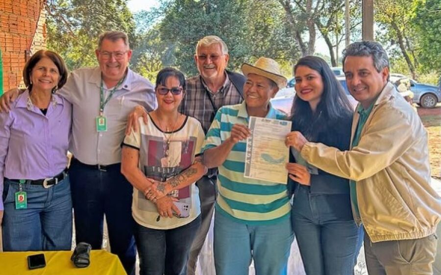 Deputado Zeca do PT celebra entrega de Títulos de Domínio em assentamento
