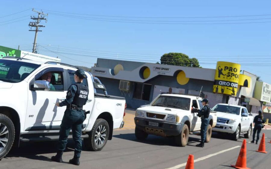 População de Coxim recebe orientações sobre violência doméstica em blitz do Promuse
