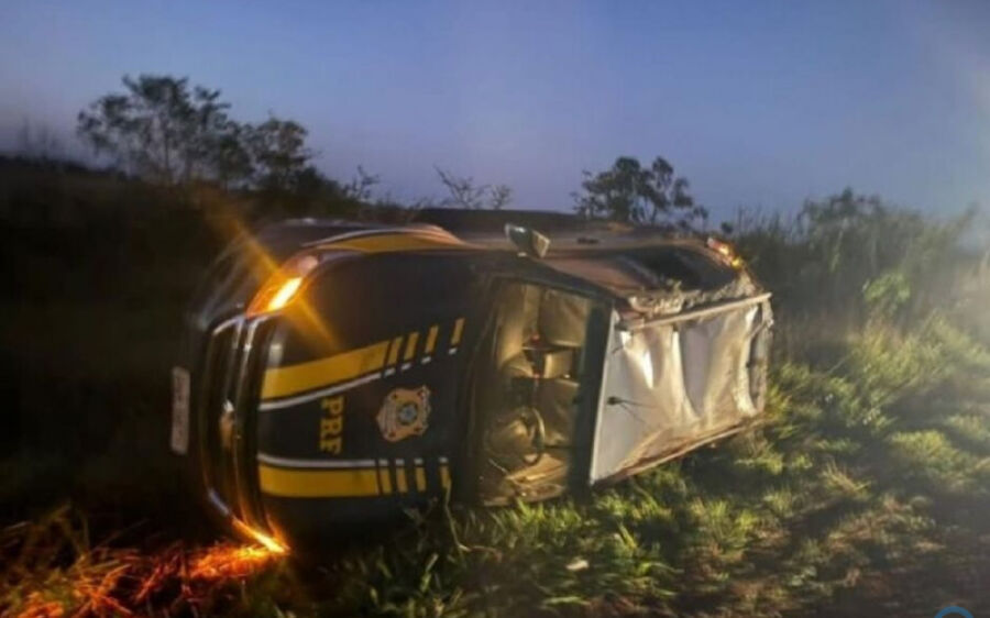 Viatura da PRF capota durante perseguição na BR-267 perto de Maracajú

