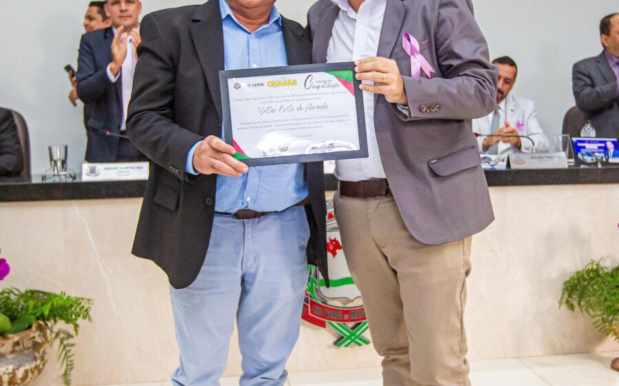 Vereador Yhgor Chagas entrega moção de congratulação ao secretário de Educação Professor Valter 