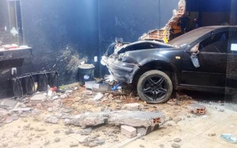 Motorista alcoolizado provoca destruição em barbearia e é preso em Coxim