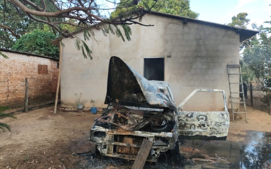 Mulher ateia fogo no carro do marido em bairro de Pedro Gomes
