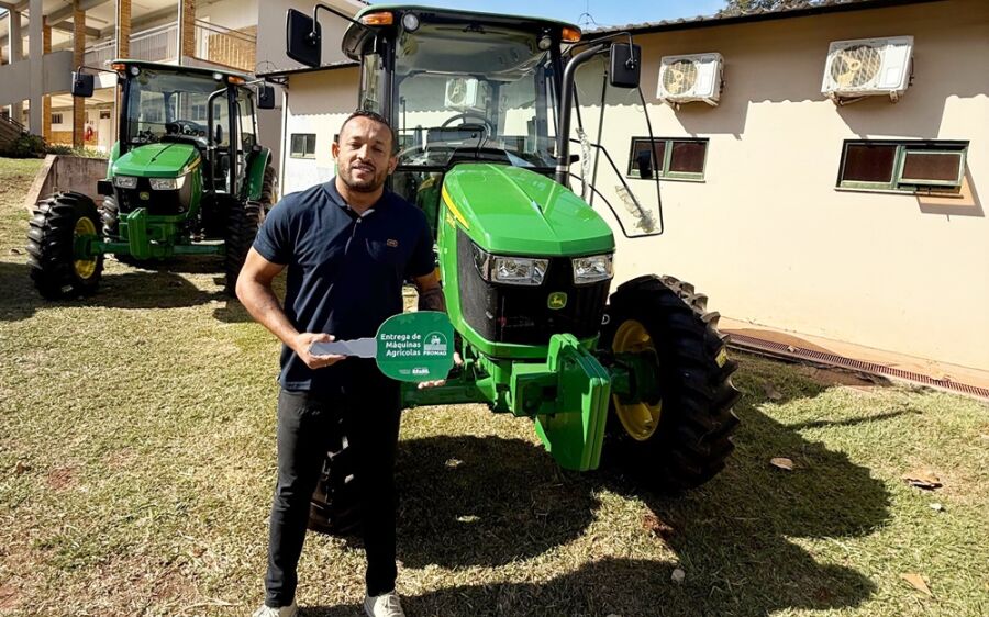 Vereador Marcinho entrega trator para fortalecer a agricultura familiar em Coxim
