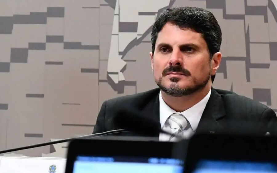 Senador Marcos do Val é levado para colocar tornozeleira eletrônica
