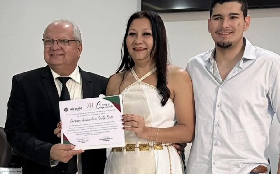 Câmara Municipal entrega Moção de Congratulação à servidora pública Carmem Auxiliadora Santa Cruz