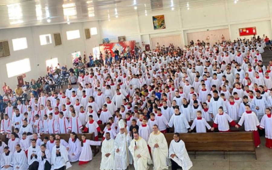 Coxim se torna palco de fé e união ao receber mais de 600 coroinhas e acólitos em encontro diocesano